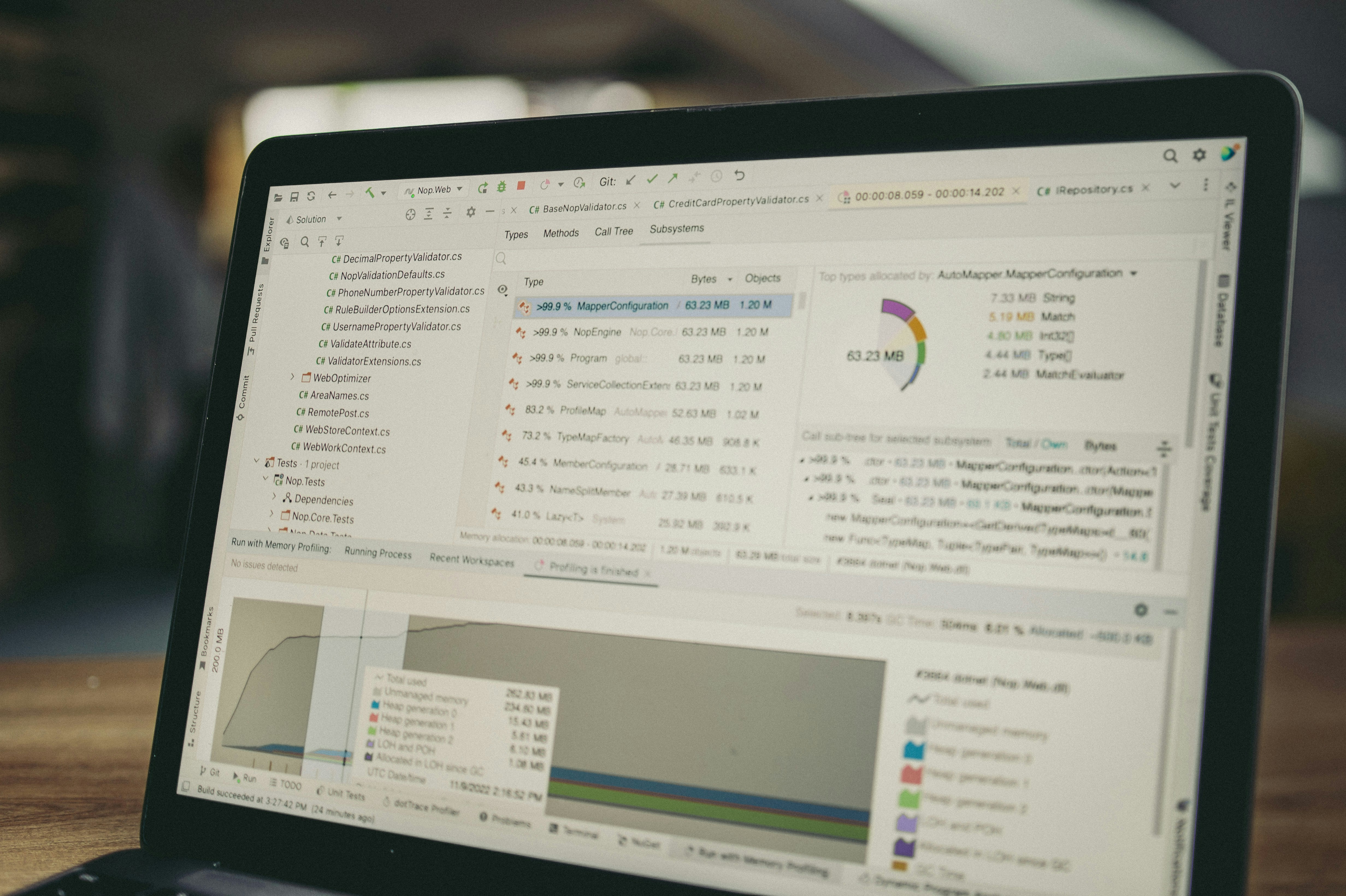 Tela de notebook com c&oacute;digo, dados e gr&aacute;ficos