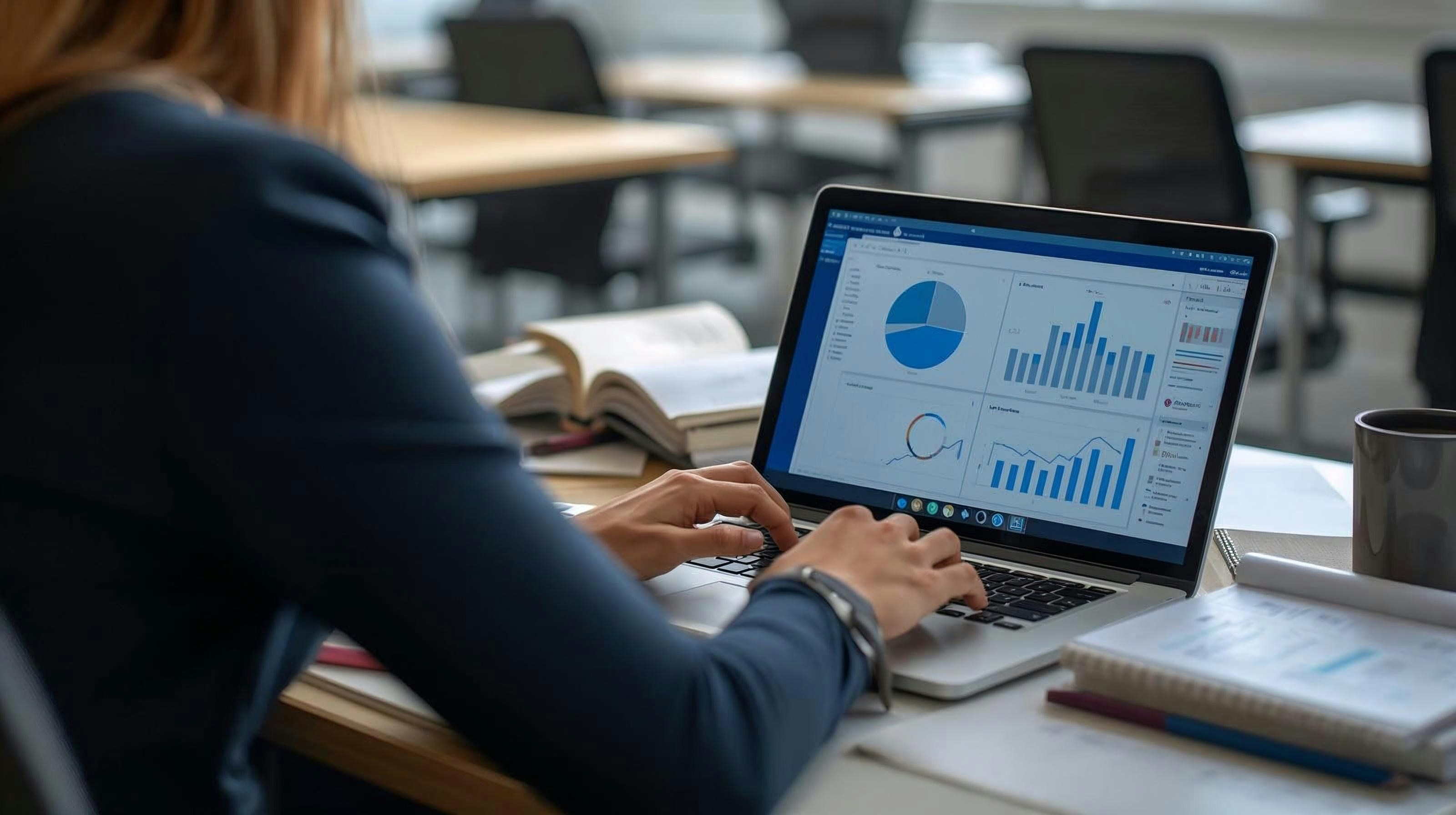 Notebook exibindo gr&aacute;ficos e indicadores financeiros