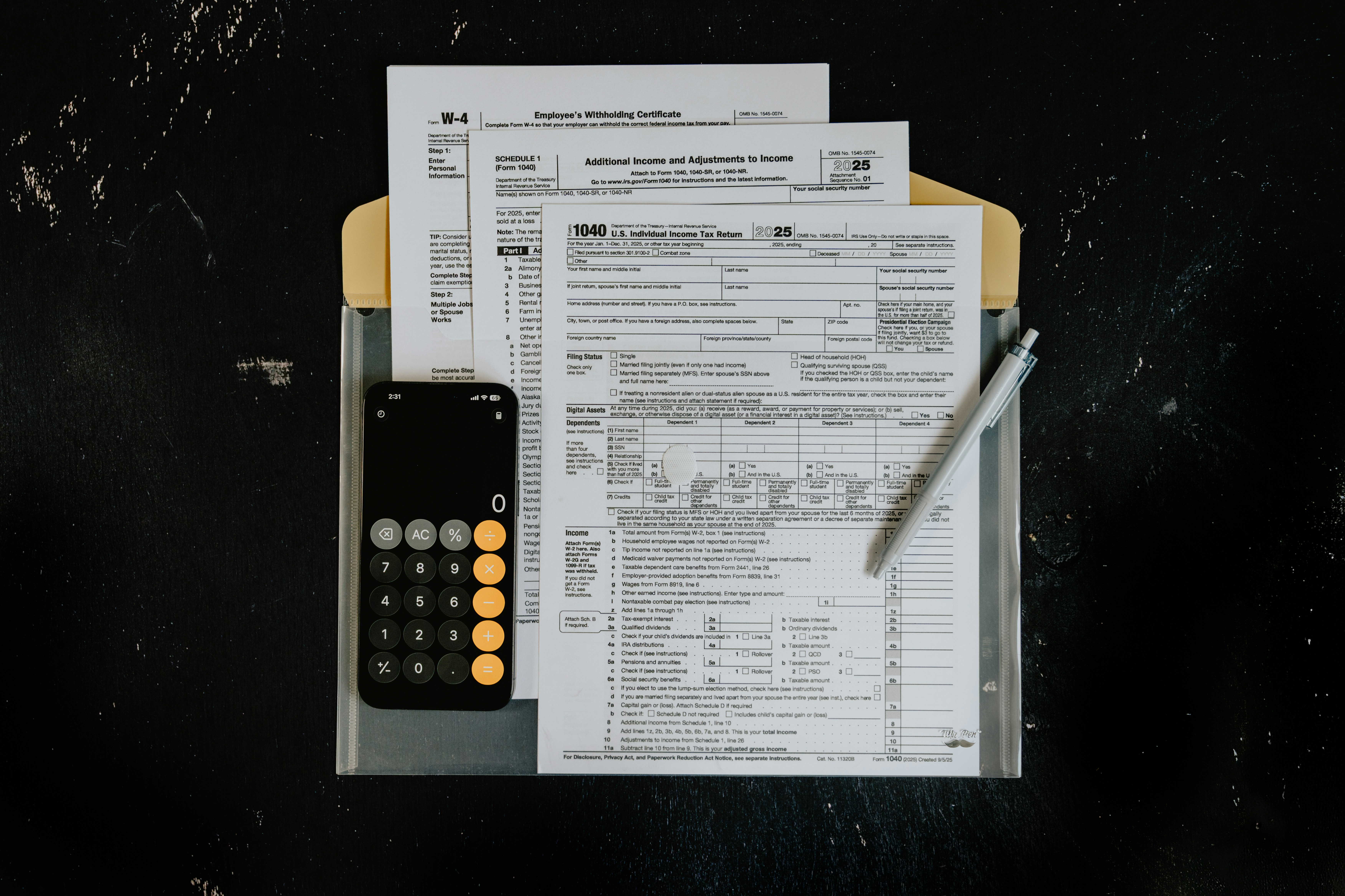 Formul&aacute;rios de imposto, calculadora e caneta