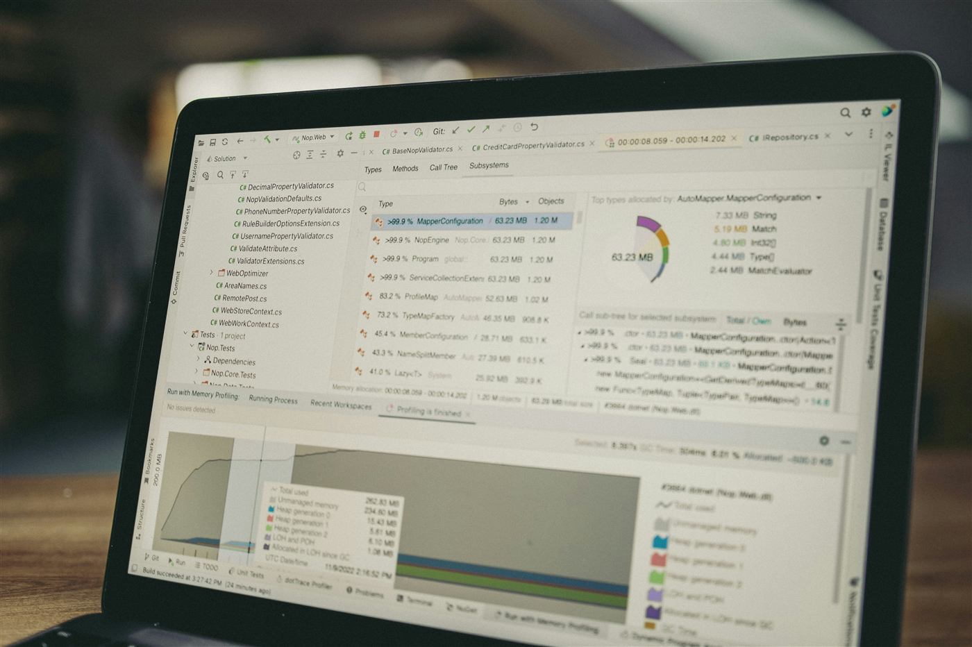 Tela de notebook com código, dados e gráficos